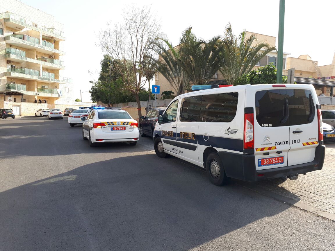 זירת התאונה בשכונת רמות (צילום: דוברות המשטרה)